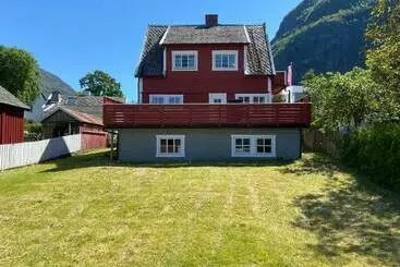 ツーリストアパートメント Aurland Guesthouse