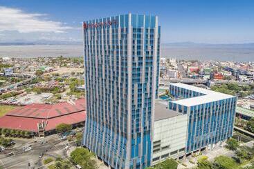 Crimson Hotel Filinvest City, Manila