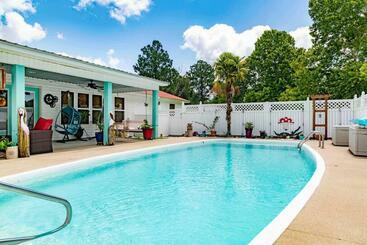 צימר Amy’s Poolside Retreat