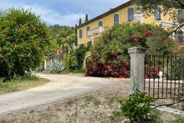 بنسيون Bastide Du Defends