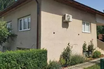 آپارتمان‌های توریست‌ها šadrvan Una Apartment