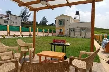 Bed and Breakfast Rose Garden Enclave For Families & Executives