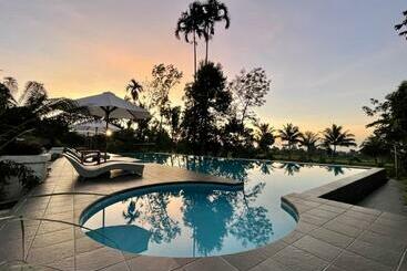 Nirvana Hotel Resort Tetebatu