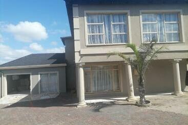 ペンション Tushiya Guest Lodge Witbank