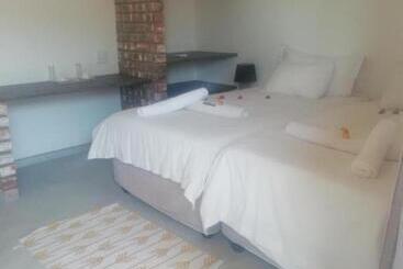 ペンション The Farmhouse Boutique Guesthouse And Beergarden Cc