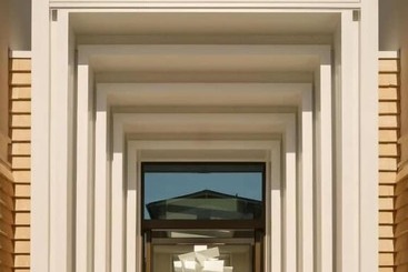 Отель The Breeze