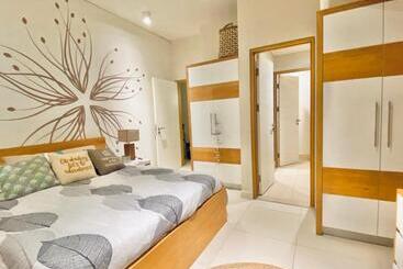 Жильё для туристов Luxury Waterfront Apartment