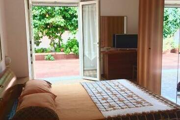 تختخواب و صبحانه Astro Nascente