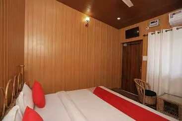 Hotel Oyo 12212 Crazy Door