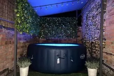 ツーリストアパートメント Jacuzzi Spa! Stunning Entire Guest House   Netflix