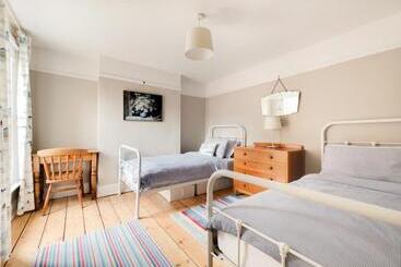 Жильё для туристов 23 Stradbroke Road