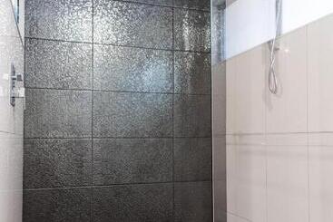 Turistihuoneistot Pet Friendly House Opposite Bokarina Beach