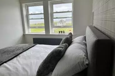 Apartaments turístics Beautiful Beach Front Cottage