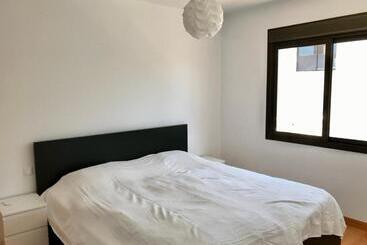 آپارتمانهای توریستها Beautiful Renovated Beach House With Panoramic Seaviews