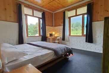 פנסיון Barefoot Bir Coliving Coworking Cafe