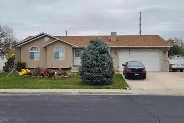 Turistihuoneistot Entire Huge Basement! Fast Wifi! Private Entrance!