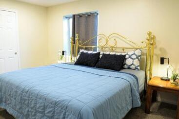 דירות לתיירים Entire Huge Basement! Fast Wifi! Private Entrance!