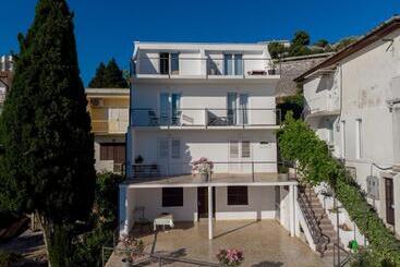 آپارتمان‌های توریست‌ها Apartments Malalu