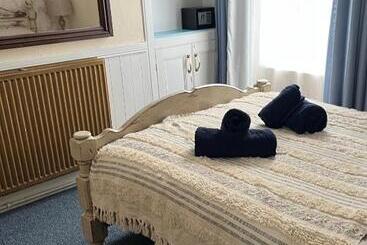 Apartamente turistice Harbour View Ground Floor Flat With Private Parking, Only 5 Mins Walk To Harbour