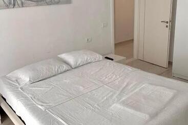 آپارتمان‌های توریست‌ها Loli Apartment Luxury White Residence