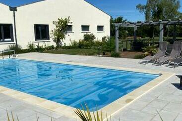 Turistlägenheter Beautiful 1 Bed With Pool View