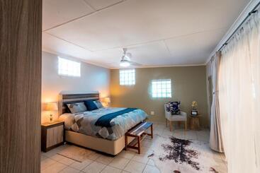 آپارتمان‌های توریست‌ها Meerkat Manor Self Catering & Accommodation Windhoek