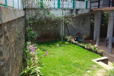 Hostel Jasmine Garden Inn