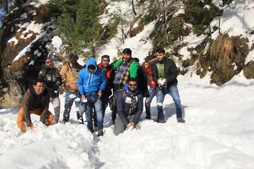 Albergue Madpackers Jibhi Of Streamsides & Waterfalls