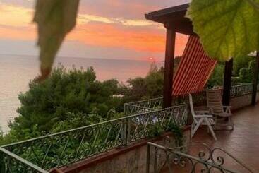 Turistihuoneistot La Casa Sulla Scogliera Acciaroli