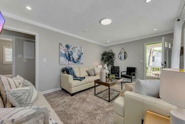 Turista apartmanok Goodkarma Rentals Gorgeous Interiors Gorgeous Outdoor Living Space With A Huge Fenced Backyard Coffe