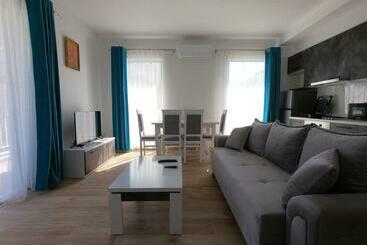 Turist apartmanları R&i Sea And Mountain View Apartments Radhimë