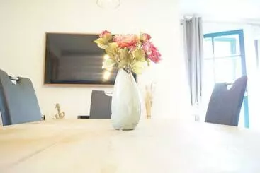 Turistihuoneistot Reetdachhaus Hasel 2