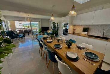 Apartamente turistice Magnificent 85m With Balconyin Front Of Sea