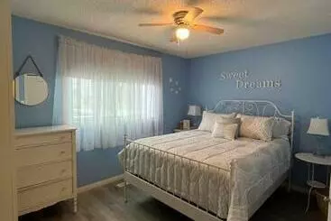 Apartamente turistice Main Floor Bright & Spacious Apartment