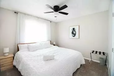 ツーリストアパートメント Private Beulah Cabin 10 Min To Crystal Lake Two King Beds