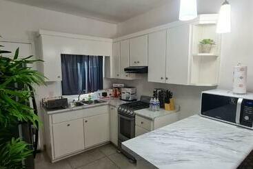 Turista apartmanok Gated And Very Secured White House 6 Mins From The Beach