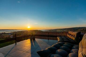 Appartements touristiques Larabella Salt Fields View Studio