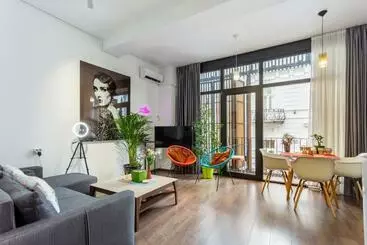 آپارتمان‌های توریست‌ها Sunlit Sanctum With A Splash Of Glam! Kare Design