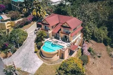 آپارتمان‌های توریست‌ها La Jolie   Luxury Ocean View Villa