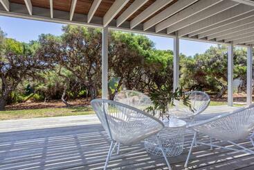 Жильё для туристов The Bunker Coastal Home In Gracetown Relaxing!