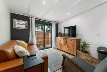 Turistihuoneistot Dolphin Coast Doll House   Quaint Cottage Close To The Beach!