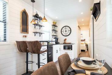 Apartamenty turystyczne The Newtonian Tiny Container Home Near Magnolia
