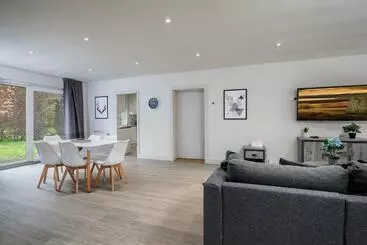 ツーリストアパートメント 3 Br Bungalow Close To Peak District With Garden