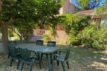 Жильё для туристов Maison Provençale En Campagne à Eguilles