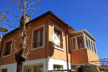 Turist apartmanları теодора