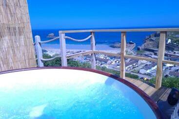 شقق خاصة سياحية Sea La Vie Hot Tub, Sauna, Ocean Views