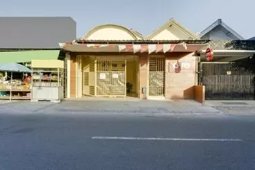 Hotel Reddoorz Syariah At Danau Maninjau Sawojajar