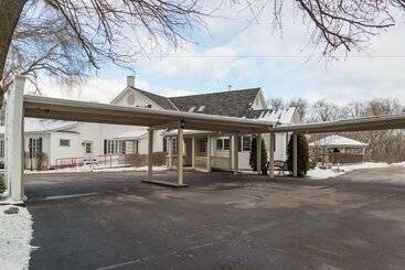 Отель Sybaris Pool Suites Mequon