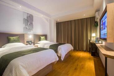 בית מלון כפרי Greentree Inn Express Hainan Haikou Haixiu Zhong Road