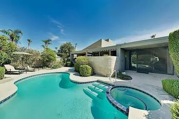هتل Desert Sanctuary